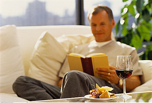 成熟,男人,坐,沙发,读,书本,葡萄酒,奶酪