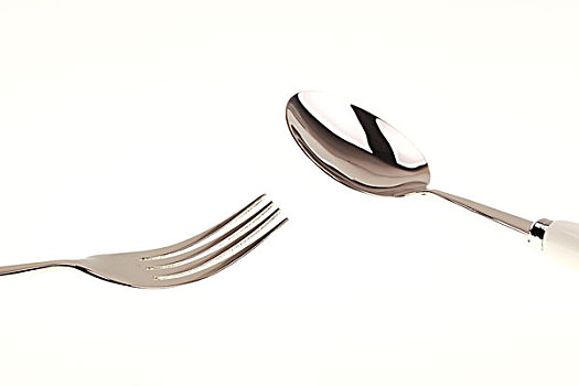 餐具银色勺子和叉子