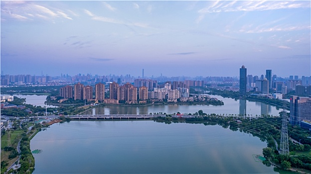 武汉东西湖区金银湖的傍晚城市风光