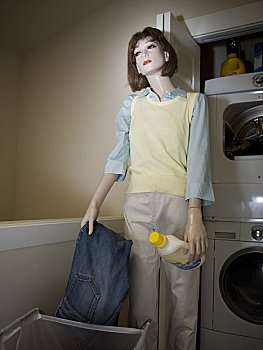 女性,假人,站立,旁侧,洗衣机,拿着,一对,牛仔裤