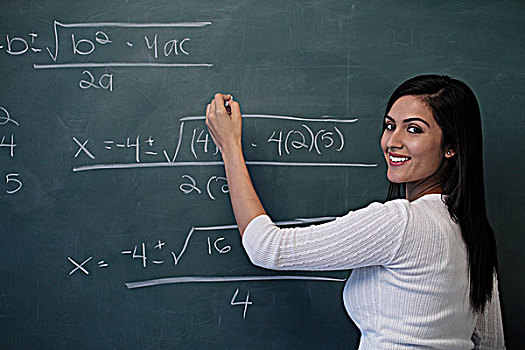 女青年,文字,数学,公式,黑板,微笑