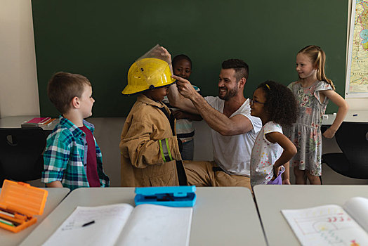 男性,消防员,帮助,穿,火灾,制服,教室