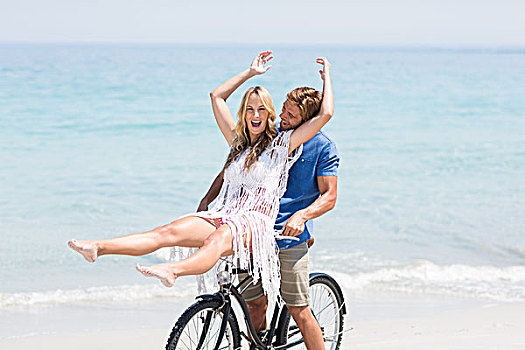 情侣,享受,骑自行车,海滩,岸边,晴天