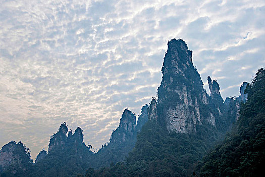 湖南张家界国家森林公园金鞭溪十里画廊群山