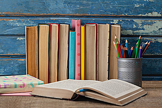 一堆,书本,翻书,笔,固定器具,蓝色,木质背景