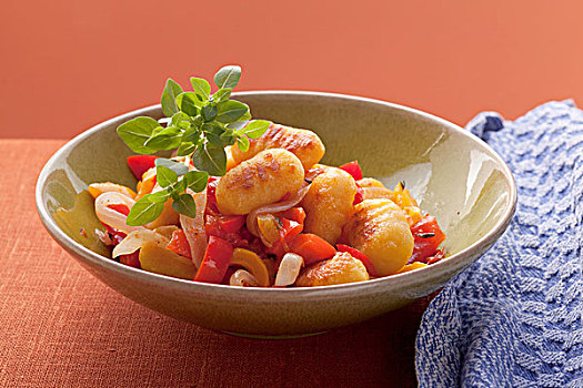 意大利汤团,西红柿,胡椒,马郁兰
