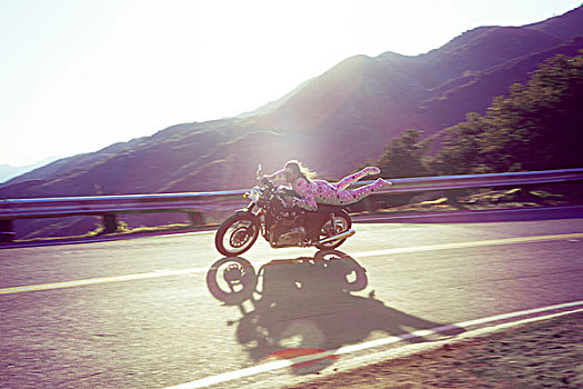 男人,穿,粉色,骑,摩托车,峡谷,加利福尼亚,美国