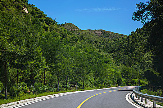 平坦干净的山间公路