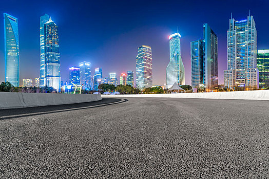 柏油马路路面和建筑景观夜景