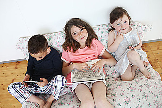 三个孩子,不同,电子装置,客厅