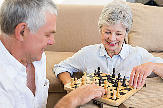 老年,夫妻,坐在地板上,玩,下棋