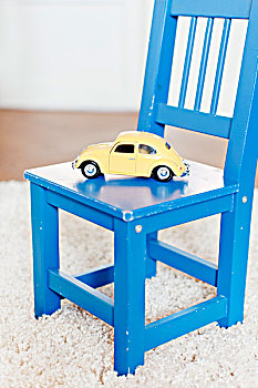 玩具,蓝色背景,椅子