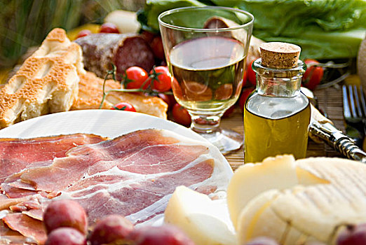 意大利熏火腿,火腿,奶酪,西红柿,白葡萄酒,面包,橄榄油,特写