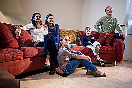 多种族,家庭,五个,坐,一起,客厅,沙发,看电视