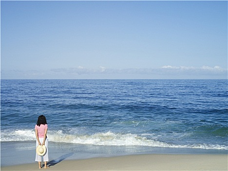 孤单,女人,站立,沙滩,靠近,水,边缘,看,太平洋,地平线,后视图