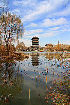 大明湖碧空如洗