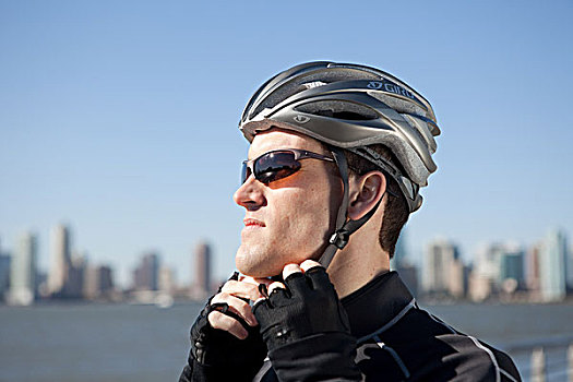 男人,调整,自行车头盔,带子