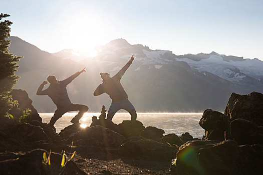 加拿大,不列颠哥伦比亚省,省立公园,两个男人,湖,有趣,胜利,姿势