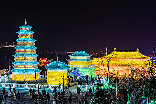 夜幕下的中国长春冰雪新天地冰雪景观