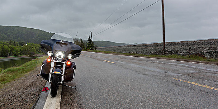摩托车,停放,路边,河,布雷顿角岛,新斯科舍省,加拿大
