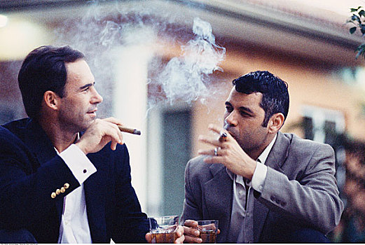 两个男人,吸烟,雪茄