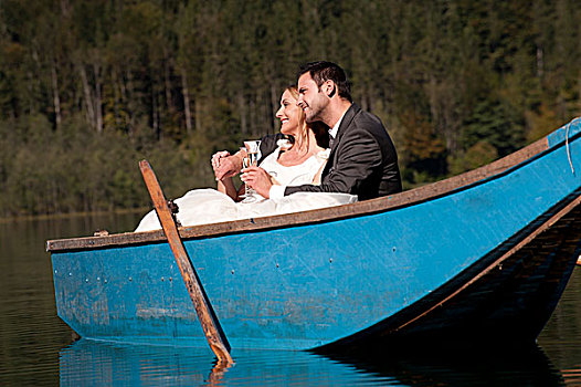 婚礼,情侣,划桨船,上奥地利州,萨尔茨卡莫古特,奥地利,欧洲
