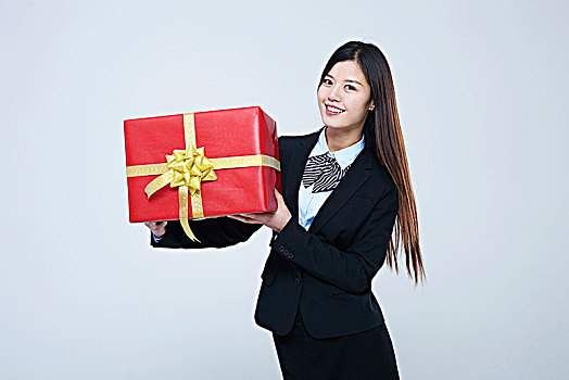 亚洲女性白领拿礼品盒庆祝