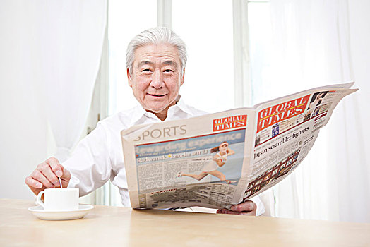 老年男士看报纸