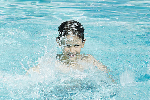 肖像,男孩,溅,水,游泳池