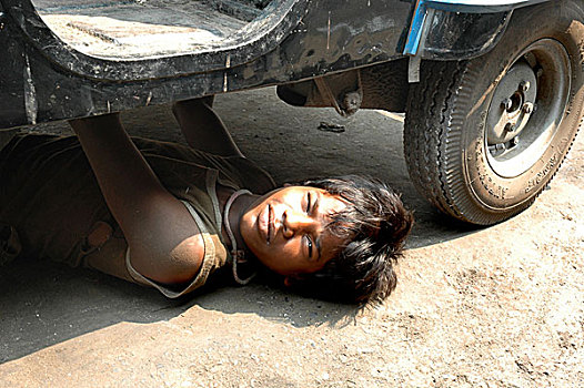 童工,工作,下面,汽车,人力车,路边,修理,中心,加尔各答,印度,九月,2005年
