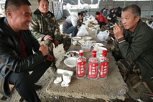 山东省日照市,农村大集上人们排长队,只为一口热乎乎的羊肉汤