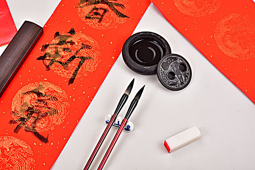 中國(guó)春節(jié)寫春聯(lián)