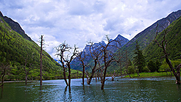 雪山湖泊