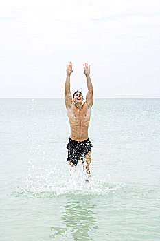 男人,溅,水中,抬臂,头部,背影