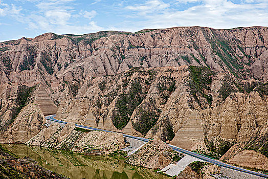 青海海南共和县城通往龙羊峡土林地质生态旅游景区的公路