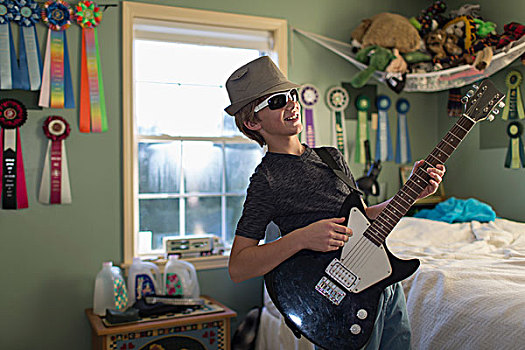 男孩,弹吉他,卧室