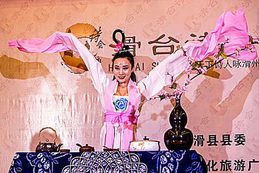 中国·丙申年滑台诗会上美女着汉服表演茶艺