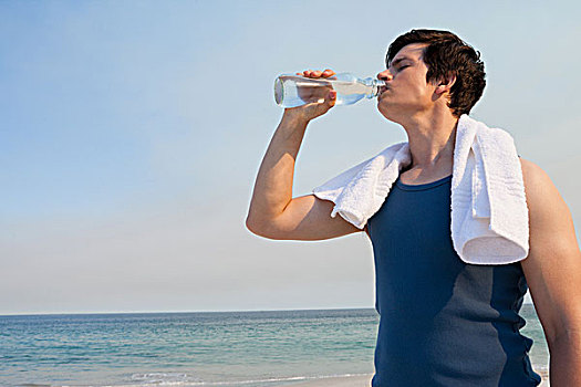 男青年,饮用水,瓶子,海滩,晴天