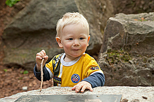 小男孩,玩,海洋,石头,藻厄兰,区域,北莱茵-威斯特伐利亚,德国,欧洲