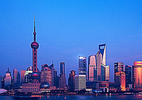 上海浦东陆家嘴的东方明珠广播电视塔等摩天建筑