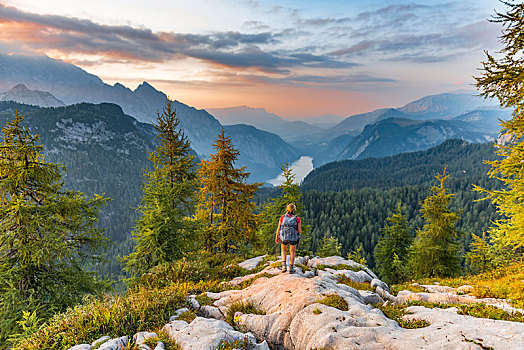 远足,看,山脉全景,风景,上方,左边,瓦茨曼山,右边,日落,国家公园,贝希特斯加登地区,上巴伐利亚,巴伐利亚,德国,欧洲