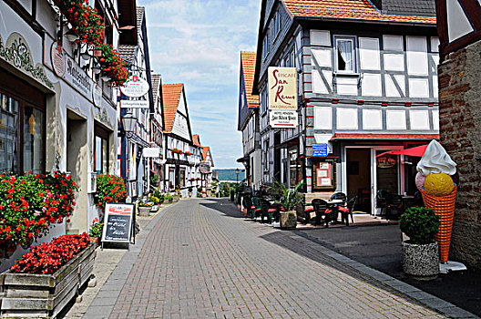 购物街,餐馆,半木结构房屋,黑森州,德国,欧洲