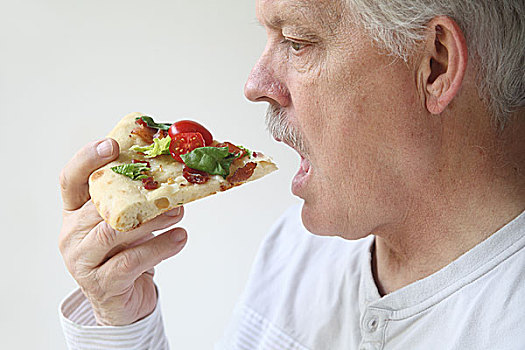 男人,吃,火腿莴苣番茄三明治,比萨饼,侧视图