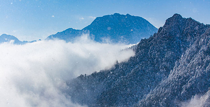 西岭雪山大雪的美丽风景