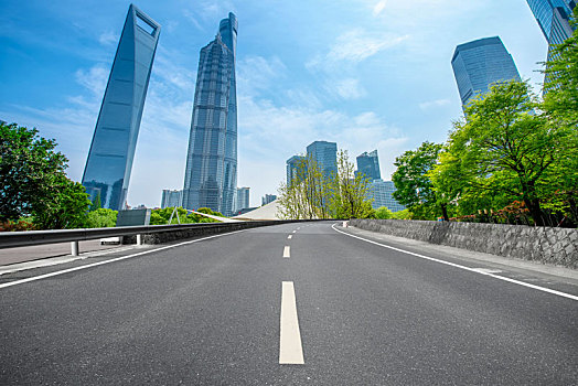 摩天大楼建筑和城市道路