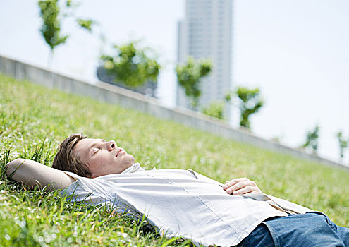 男青年,躺着,草,城市公园