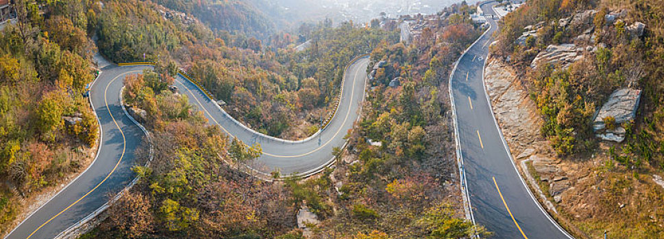 秋天的盘旋的上山公路