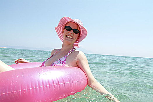 女人,年轻,太阳镜,太阳帽,比基尼,海洋,坐,人,20-30岁,头饰,帽子,粉色,日光浴,晴朗,夏天,户外,度假,休闲,复原,放松,轻松,享受,愉悦
