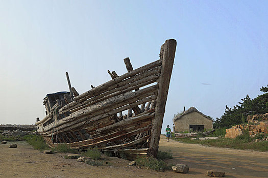 海滩上一艘破旧的渔船,山东省日照市任家台海域