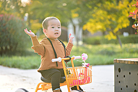 小男孩骑三轮车